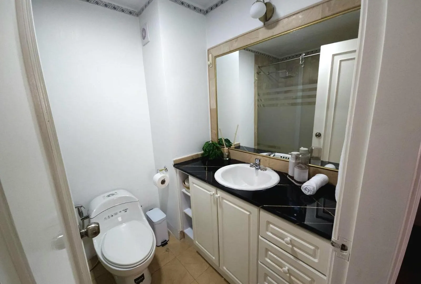 קיטו Av Republica De El Salvador Fontana Suites